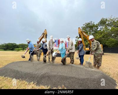 Von links nach rechts: Auftragnehmer des Projekts; BG Miguel Méndez, kommissarischer Generaladjutant; Hr. Omar Marrero, Staatssekretär; GENERAL Daniel Hokanson, Chief, National Guard Bureau; Jenniffer González Resident Commissioner; COL Booth, US Army Corps of Engineers, Jacksonville District Commander; Karilyn Bonilla, Mayor of Salinas; COL Carlos Cáez, State, Construction and Facilities Management Officer während der bahnbrechenden Zeremonie der Nationalgarde von Puerto Rico für die New Transient Training Facilities in Salinas, PR. Stockfoto