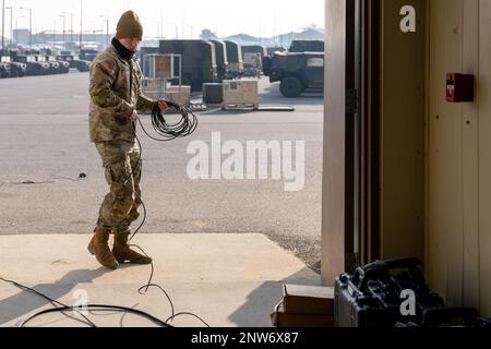 Am 18. Januar 2023 demonstrierten Soldaten heute während des Trainings ihre Expertise und ihr Wissen und halfen dabei, Signaloperationen einzurichten, die die Kommunikation zwischen Einheiten weit und breit ermöglichen. Nichts bewegt sich ohne ihre harte Arbeit und Fleiß, und wir wissen alles zu schätzen, was sie tun, um dieses Hotel zur besten Signalbrigade in den USA zu machen Armee! Stockfoto