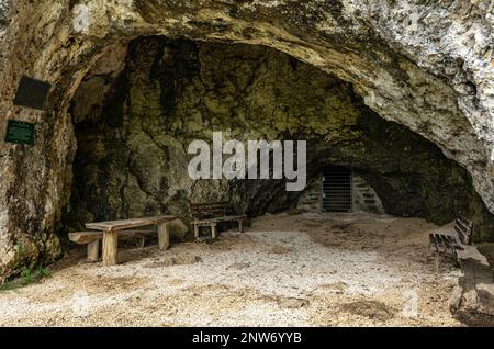 Eintritt zu einer Höhle, Gutenberg-Höhle, Schwäbische Alb, Gutenberg-Dorf, Weiler der Gemeinde Lenningen, Baden-Württemberg, Deutschland, Europa. Stockfoto