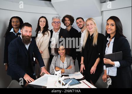Porträt einer multiethnischen Gruppe von Kollegen, die in die Kamera schauen. Stockfoto