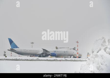 United Airlines, Boeing, B787-900, Dreamliner, Anti Iceing, Enteisung, Enteisung, Flugzeug, Winter, Kälte, Flughafen München, München, Bayern, Deutschland Stockfoto