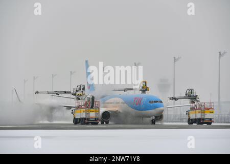 TUI, Boeing, B737-800, B737 MAX, Flugzeug, Eisschutz, Enteisung, Enteisung, Flugzeug, Winter, Cold, München Flughafen, München, Bayern, Deutschland Stockfoto