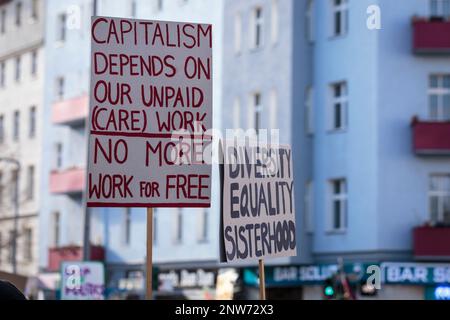 Berlin, Deutschland 3./8/2020. März zum Internationalen Frauentag. Provisorische Protestzeichen, die den Kapitalismus kritisieren und für Gleichheit und Vielfalt eintreten. Stockfoto