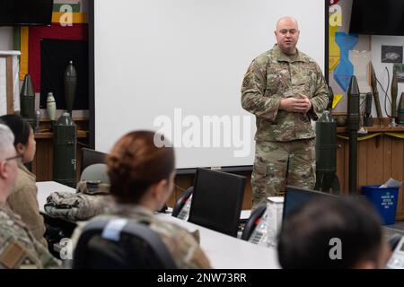 Chief Master Sgt. Charles Desaulniers, 66. Staffel der Sicherheitskräfte, hochrangiger Anführer, spricht mit den Teilnehmern während eines Ready Airman Training Kurses am Luftwaffenstützpunkt Hanscom, Massachusetts, Februar 8. Der Kurs bereitet Flugzeuge darauf vor, über die erforderlichen Fähigkeiten zu verfügen, um bei Notfällen sowohl auf der Heimatstation als auch im Einsatz zu überleben und zu operieren. Stockfoto