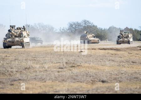 Soldaten des 1. Bataillons 82. Artillerie-Regiment, 1. Panzerbrigade-Kampfteam, 1. Kavallerie-Division, manövrieren durch den Trainingsbereich während der Table XII Gunnery in Fort Hood, TX, 18. Januar. Die Troopers werden eine Woche lang trainieren, bis jedes Crewmitglied zertifiziert ist und die Mission für mögliche Rotationen oder Einsätze in naher Zukunft bereit ist. Stockfoto