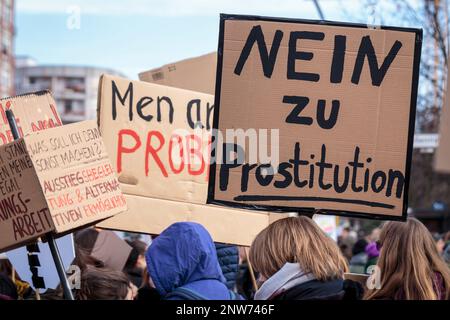 Berlin Deutschland 3/8/2020 provisorisches Protestzeichen in deutscher Sprache lautet „Nein zur Prostitution“. Demonstration zum Frauenkampf-Tag 8m, Internationaler Frauentag Stockfoto