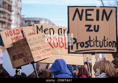 Berlin Deutschland 3/8/2020 provisorisches Protestzeichen in deutscher Sprache lautet „Nein zur Prostitution“. Demonstration zum Frauenkampf-Tag 8m, Internationaler Frauentag Stockfoto