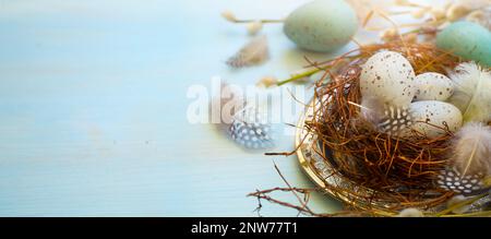 Osterkomposition auf blauem Holzhintergrund Stockfoto