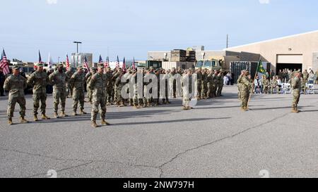 Nationalsoldaten der Arizona Army von der 860. Military Police (MP) Company stehen in Formation, während Arizonas Adjutant General während einer Abschiedszeremonie am 17. Februar 2023 im Valencia Armory in Tucson, Arizona, zu ihnen spricht Etwa 65 Soldaten der Kompanie 860., die dem 850. Militärbataillon untersteht, werden nach Kuwait entsandt und eine Mission der öffentlichen Ordnung zur Unterstützung der Operation Spartan Shield durchführen. (Fotos der Arizona Army National Guard von Sergeant 1. Klasse Brian A. Barbour) Stockfoto