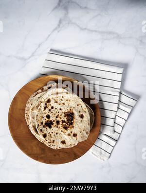 Gebratenes Pita-Brot in der Pfanne auf weißem Hintergrund Stockfoto