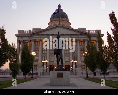 Statue der amerikanischen Ureinwohner außerhalb des Kapitolgebäudes von Utah. Stockfoto