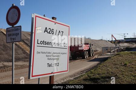 Hamburg, Deutschland. 28. Februar 2023. Ein Fahrzeug fährt zur Baustelle der Autobahn A26 neben der Autobahn A7. Für den Bau der geplanten Autobahn A26 Ost durch den Hamburger Hafen hat das Bundesprojektunternehmen weitere Bodenuntersuchungen eingeleitet. Am Standort des stillgelegten Kohlekraftwerks Moorburg wird seit dieser Woche eine sogenannte Probenahme durchgeführt. (Dpa „Soil Investigations for Construction of the A26 East in Hamburg-Moorburg“) Kredit: Lilli kleine/dpa/Alamy Live News Stockfoto