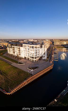 Vertikaler 180°-Panoramablick Erholungshafen und Kade Zuid Baustelle des neuen Stadtviertels Noorderhaven entlang des Flusses IJssel Stockfoto