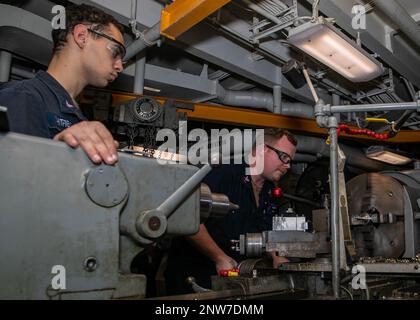 230211-N-EL850-2009 MITTELMEER (11. Februar 2023) Maschinenreparaturmann 1. Klasse Ryan Dobler, Right, und Maschinenreparaturmann 3. Klasse Kenneth Whitfield, beide dem Flugzeugträger der Nimitz-Klasse USS George H.W. Buchse (CVN 77), Herstellung eines Stifts für eine Turnbank, 11. Februar 2023. Die George H.W. Die Bush Carrier Strike Group ist in den USA stationiert Marinestreitkräfte Europa Einsatzgebiet, angestellt von den USA Sechste Flotte, die die Interessen der USA, Verbündeten und Partner verteidigt. Stockfoto