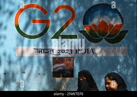 New Delhi, Delhi, Indien. 27. Februar 2023. Frauen gehen am Grafitti vorbei, auf dem das Logo des G20 Summit am 27. Februar 2023 in Neu-Delhi, Indien, abgebildet ist. Das erste G20-Treffen der Außenminister findet in der ersten Märzwoche in Neu-Delhi statt. (Kreditbild: © Kabir Jhangiani/ZUMA Press Wire) NUR REDAKTIONELLE VERWENDUNG! Nicht für den kommerziellen GEBRAUCH! Stockfoto