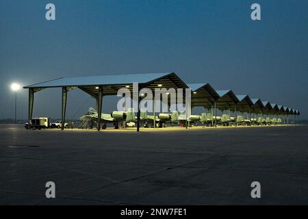 A-10C Thunderbolt-II-Flugzeug vom 107. Kampfgeschwader, Selfridge Air National Guard Base, Michigan, bereit auf dem Flugplatz am 10. Januar 2023. Stockfoto