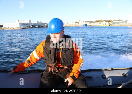 SAGAMI WAN, Japan (24. Januar 2023) Damage Controlman 3. Class Christian Williamson aus Snellville, Georgia, überwacht die Sicherheit aller Passagiere als Search and Rescue Swimmer auf dem starren aufblasbaren Boot (RIB). Howard ist dem Befehlshaber, der Task Force (CTF) 71/Destroyer Squadron (DESRON) 15, der größten nach vorn eingesetzten DESRON der Marine und der Hauptstreitkräfte der US-7.-Flotte zugewiesen. Stockfoto