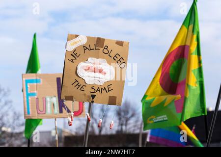 Berlin, Deutschland 3./8/2020. März zum Internationalen Frauentag in Berlin. Provisorisches Protestzeichen mit der Aufschrift „We All Bleed the same“. Women Fighting Day-Demo Stockfoto