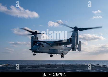 NORDPAZIFIK (19. Januar 2023) - ein MV-22B Osprey vom Marine Medium Tiltrotor Squadron (VMM) 262 landet auf dem Cockpit des Amphibien-Transportschiff USS Green Bay (LPD 20). Green Bay ist im Einsatzgebiet der 7. Flotte tätig. 7. Fleet sind die USA Die größte Flotte der Navy, die mit einer Anzahl von Flotten ausgestattet ist, und arbeitet regelmäßig mit Alliierten und Partnern zusammen, um eine freie und offene Region im Indo-Pazifik zu erhalten. Stockfoto