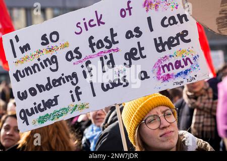 Berlin, Deutschland 3./8/2020. Internationaler Frauentag märz 8M. Eine junge Frau hat ein provisorisches Protestzeichen, das die patriarchalische Struktur kritisiert Stockfoto