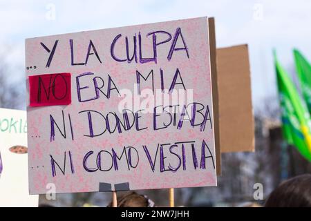 Berlin Deutschland 3/8/2020 Internationaler Frauentag märz, provisorisches Protestschild auf Spanisch: "Und es war nicht meine Schuld, wo ich war oder wie ich angezogen war". Stockfoto