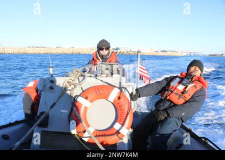 SAGAMI WAN, Japan (24. Januar 2023) Boatswain’s Mate Seaman Joshua Nesbit aus Charlotte, North Carolina, übernimmt das starre aufblasbare Boot (RIB) als Coxswain, und ENS Jordan McDaniel aus Valparaiso, Indiana, leitet die RIB-Crew als Bootsoffizier, während Passagiere von Howard auf die Insel Jogashima gebracht werden. Howard ist dem Befehlshaber, der Task Force (CTF) 71/Destroyer Squadron (DESRON) 15, der größten nach vorn eingesetzten DESRON der Marine und der Hauptstreitkräfte der US-7.-Flotte zugewiesen. Stockfoto