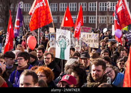 Berlin, Deutschland 3/8/2020 Personen nehmen an der Demonstration zum Fight Day Teil. Weltfrauentag-märz in Berlin. Provisorisches Protestschild mit der Aufschrift ‚S Stockfoto