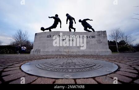 Stoke, England, 28. Februar 2023. Ein allgemeiner Blick auf die Statue von Sir Stanley Matthews vor dem FA-Cup-Spiel im Stadion bet365, Stoke. Das Bild sollte lauten: Andrew Yates/Sportimage Stockfoto