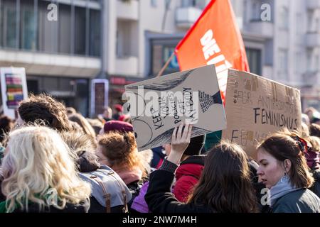 Berlin, Deutschland 3/8/2020 am Kampftag Demonstrati nehmen junge Frauen mit provisorischen Protestsignalen Teil, die patriarchalische Strukturen in der Gesellschaft kritisieren Stockfoto