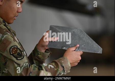 USA Air Force Airman 1. Class Samuel Polk, Leiter der Waffenladungscrew mit der 58. Aircraft Maintenance Unit, 33. Fighter Wing, inspiziert eine Raketenflosse während des vierten Quartals des 33. Aircraft Maintenance Squadron Ladungswettbewerbs auf der Eglin Air Force Base, Florida, 5. Januar 2023. Die Wettkämpfe zum Waffenladen finden vierteljährlich statt und geben Airmen die Möglichkeit, ihre technischen Fähigkeiten in einer kontrollierten Umgebung zu demonstrieren. Stockfoto