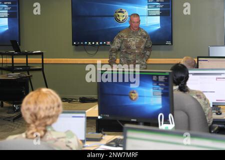 Generalmajor Bob Harter, kommandierender General, 81. Readiness Division, spricht mit medizinischen Anbietern der Armee während eines von der 81. Readiness Division am 7. Februar veranstalteten medizinischen Trainingsseminars. Stockfoto