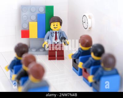 Tambov, Russische Föderation - 18. Februar 2023 Lego-Geschäftsleute, die Minifigures sind, treffen sich und diskutieren Diagramme, die die Ergebnisse zeigen Stockfoto