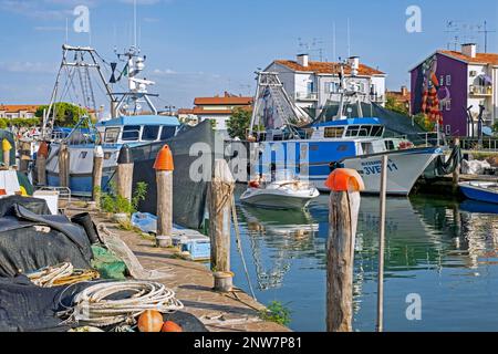 Fischerboote im Hafen von Caorle, Küstenstadt in der Metropolstadt Venedig, Veneto, Norditalien Stockfoto