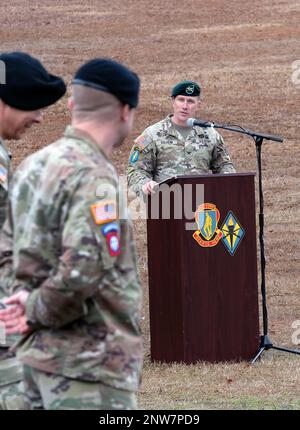 Oberst Kent Solheim, 165. Befehlshaber der Infanterie-Brigade, spricht über die positiven Auswirkungen, die Kommandoleiter Major Roberto Guadarrama während einer Zeremonie am Victory Field am 3. Februar auf der Einheit hinterlassen hat. Guadarrama übertrug die Verantwortung für die 165. an Kommandoleiter Major John A. Blyler II Stockfoto