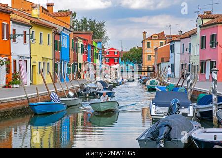 Bunte Häuser entlang des Kanals bei Burano, der Insel in der Lagune von Venedig, Venetien, Norditalien Stockfoto