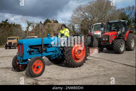 Ein Mann fährt bei einer Rallye in Wisborough Green, West Sussex, Großbritannien, einen Vintage-Traktor von Fordson Power. Stockfoto