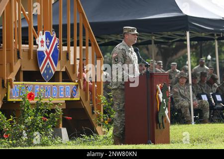 USA Oberstleutnant Joshua Long, Befehlshaber des 29. Brigadeingenieurbataillons, 3. Infanterie-Brigaden-Kampfteam, 25. Infanterie-Division, spricht während einer Zeremonie zum Verantwortungswechsel in der Schofield-Baracke, Hawaii, 6. Januar 2023. Oberstleutnant Joseph ingle gab die Verantwortung gegenüber Oberstleutnant Nicholas Ochs auf, nachdem er 26 Monate lang die Position inne hatte. Stockfoto