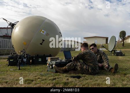 USA Marinekorps CPL. Christopher Hill, Left, und Lance CPL. Clayton Fordham, Right, beide Geheimdienste, Überwachung, Und Aufklärungssysteme Ingenieure des 3. Nachrichtenbataillons, III. Marine Expeditionary Force Information Group, programmieren einen High Bandwidth Special Intelligence-Palletized Terminal Satellite in Vorbereitung auf die Übung Azure Dragon in Camp Courtney, Okinawa, Japan, 10. Januar 2023. Azure Dragon ist eine von III MEF durchgeführte Übung, um Kriegsspielszenarien zu besprechen und zu planen. III MIG fungiert als Vorhut des III MEF und ist in der Informationsabteilung der Region Indo-Pazifik tätig Stockfoto