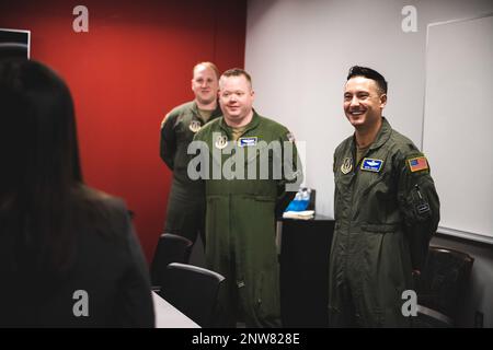 LT. Oberstleutnant Dustin Johnson, 89. Luftwaffenkommandant, und seine Crew sprechen am 9. Januar mit Untersekretärin der Air Force Gina Ortiz Jones auf dem Luftwaffenstützpunkt Wright-Patterson, Ohio. Während ihres Besuchs besuchte Jones auch das National Air and Space Intelligence Center, National Security Innovation Capital, 711. Human Performance Wing, Air Force Research Laboratory und Rapid Sustainment Office. Stockfoto