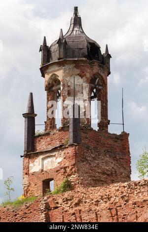 Die Kirche der Heiligen Dreifaltigkeit. Eine orthodoxe Kirche im Dorf Andrianovo, Stadtteil Tosnensky, Region Leningrad. Es wurde auf seinem Platz in der TH erbaut Stockfoto