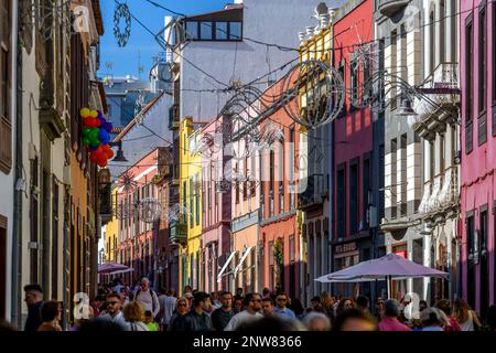 In San Cristobal de la Laguna, Teneriffa, treffen Weihnachtseinkäufer auf die farbenfrohe Calle Herradores. Stockfoto