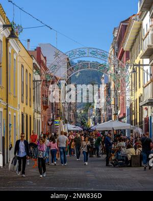 Weihnachtseinkäufer treffen sich auf die farbenfrohe Calle del Obispo Rey Redondo vor der Weihnachtszeit in San Cristobal de la Laguna, Teneriffa. Stockfoto