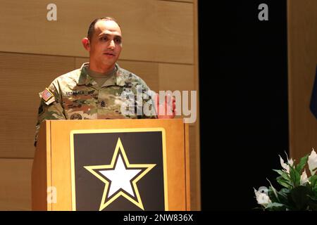 Kommandoleiter Major Jorge Arzabala, ehemaliger hochrangiger Anführer des 20. Kommandos Chemische, biologische, radiologische, nukleare und Sprengstoffe (CBRNE), Spricht im Myer Auditorium auf dem Aberdeen Proving Ground, Maryland, 2. Februar. Arzabala beendete seine 20-monatige Tour als KommandoSergeant Major während einer Zeremonie zur Aufgabe der Verantwortung. USA Armeefoto von Angel Martinez-Navedo. Stockfoto