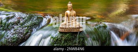 Buddha Skulptur sitzt im fliessenden Wasser Stockfoto