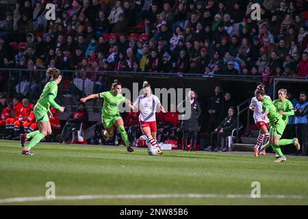 Köln, Deutschland. 28. Februar 2023. Köln, Deutschland, Februar 28. 2023: Jana Beuschlein (23 Köln) und Lena Oberdorf (5 Wolfsburg) im 8. Spiel der DFB-Pokal der Frauen 2022/2023 zwischen 1. FC Köln und VfL Wolfsburg im Sportpark Hoehenberg in Köln. (Norina Toenges/SPP) Kredit: SPP Sport Press Photo. Alamy Live News Stockfoto