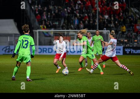 Köln, Deutschland. 28. Februar 2023. Köln, Deutschland, Februar 28. 2023: Lena Lattwein (8 Wolfsburg) und Jana Beuschlein (23 Köln) in Aktion während des 8. Spiels der DFB-Pokal der Frauen 2022/2023 zwischen 1. FC Köln und VfL Wolfsburg im Sportpark Hoehenberg in Köln. (Norina Toenges/SPP) Kredit: SPP Sport Press Photo. Alamy Live News Stockfoto