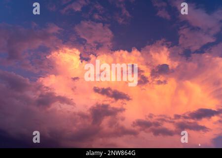 Rosa Himmel, Abenddämmerung Wolke bei Sonnenuntergang, idyllische Naturwolke, dramatisches Sonnenlicht mit majestätischem friedlichen Himmel in der Sommersaison. Lila Himmel in der Dämmerung Stockfoto