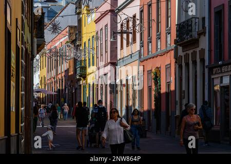 Am späten Nachmittag erstrahlt die Wintersonne die pastellfarbenen Gebäude in einer festlichen Calle Heradores in San Cristobal de la Laguna, Teneriffa Stockfoto