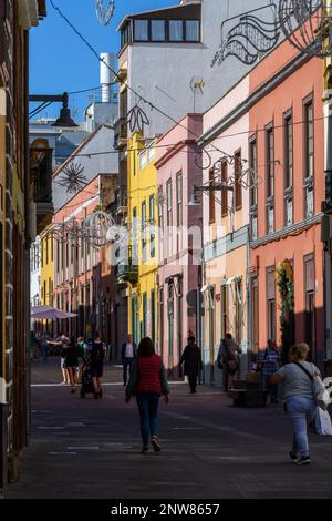 Am späten Nachmittag erstrahlt die Wintersonne die pastellfarbenen Gebäude in einer festlichen Calle Heradores in San Cristobal de la Laguna, Teneriffa Stockfoto