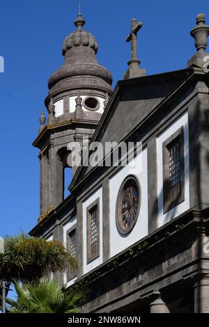 Der unverwechselbare Glockenturm und die Fassade der Kathedrale La Laguna (Santa Iglesia Catedral de San Cristóbal de La Laguna) auf Teneriffa. Stockfoto